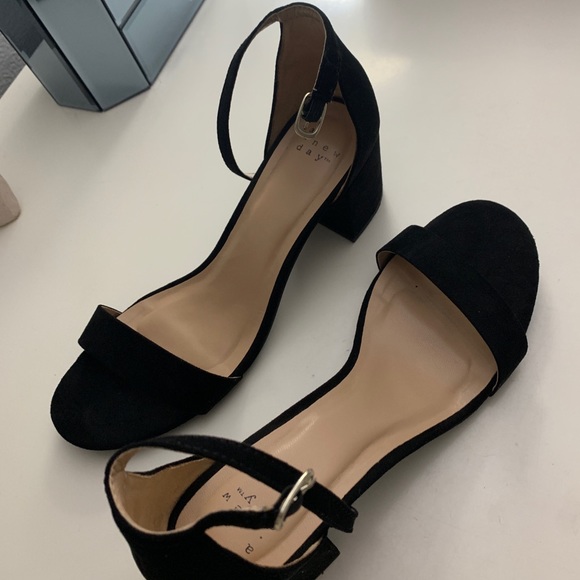 Short black heels - Picture 4 of 5